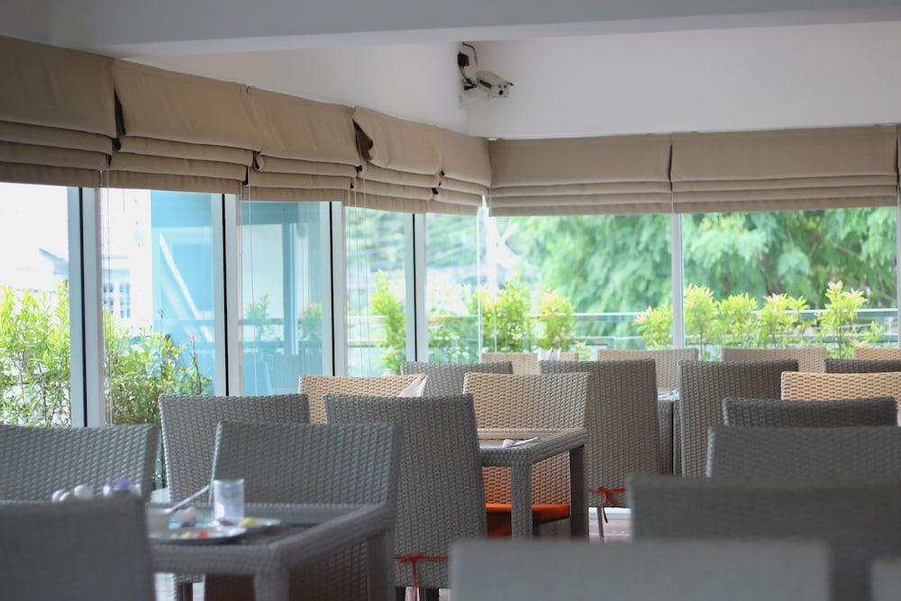 Maverick Ratchada Hotel Bangkok Exterior photo