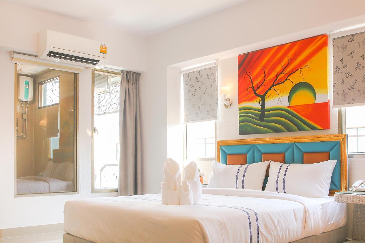 Maverick Ratchada Hotel Bangkok Exterior photo